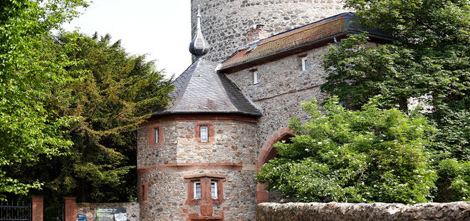 Das Bild zeigt Teile der Burganlage, copyright-Reiner-Strack (img-8939)