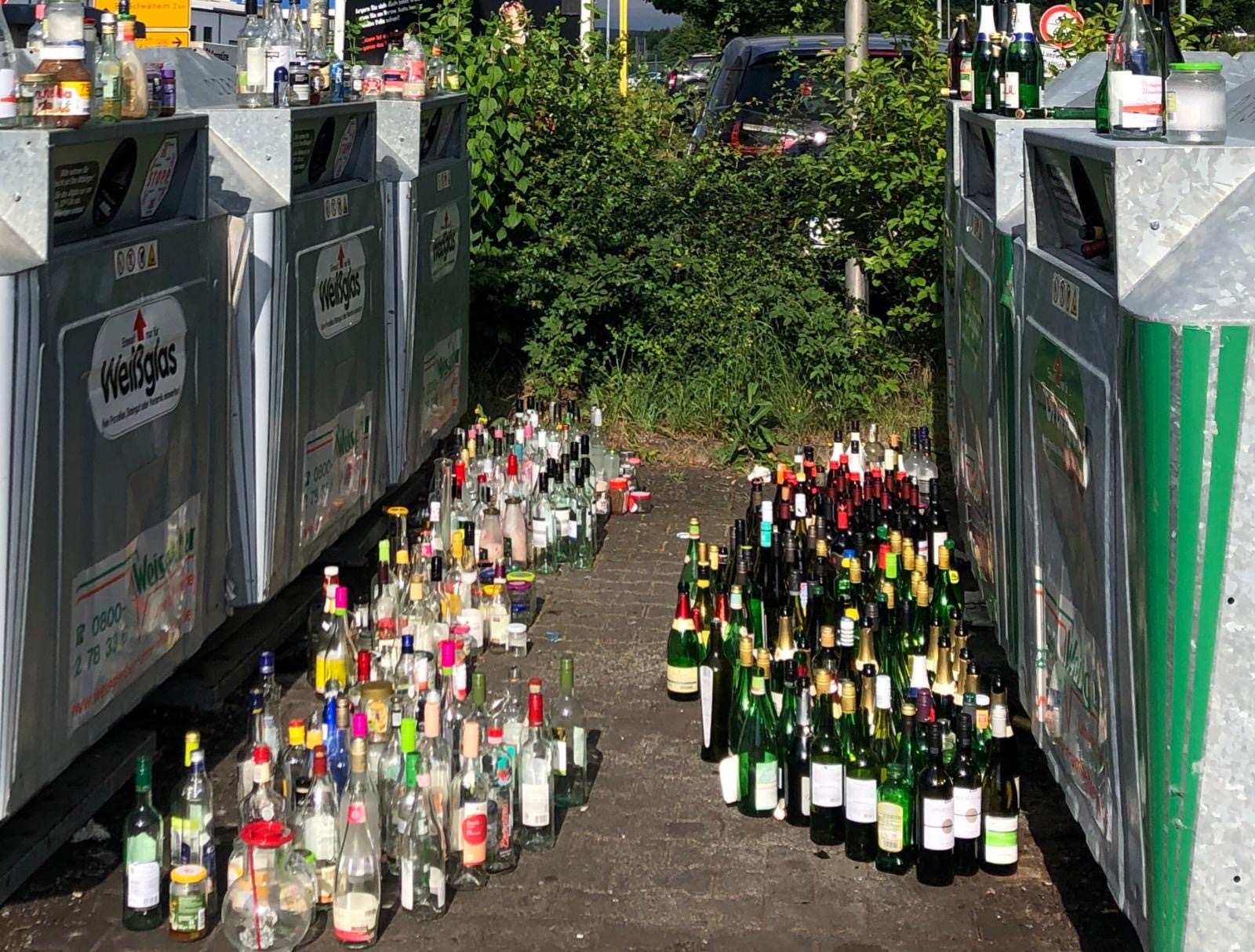 Altglascontainer &uuml;berf&uuml;llt